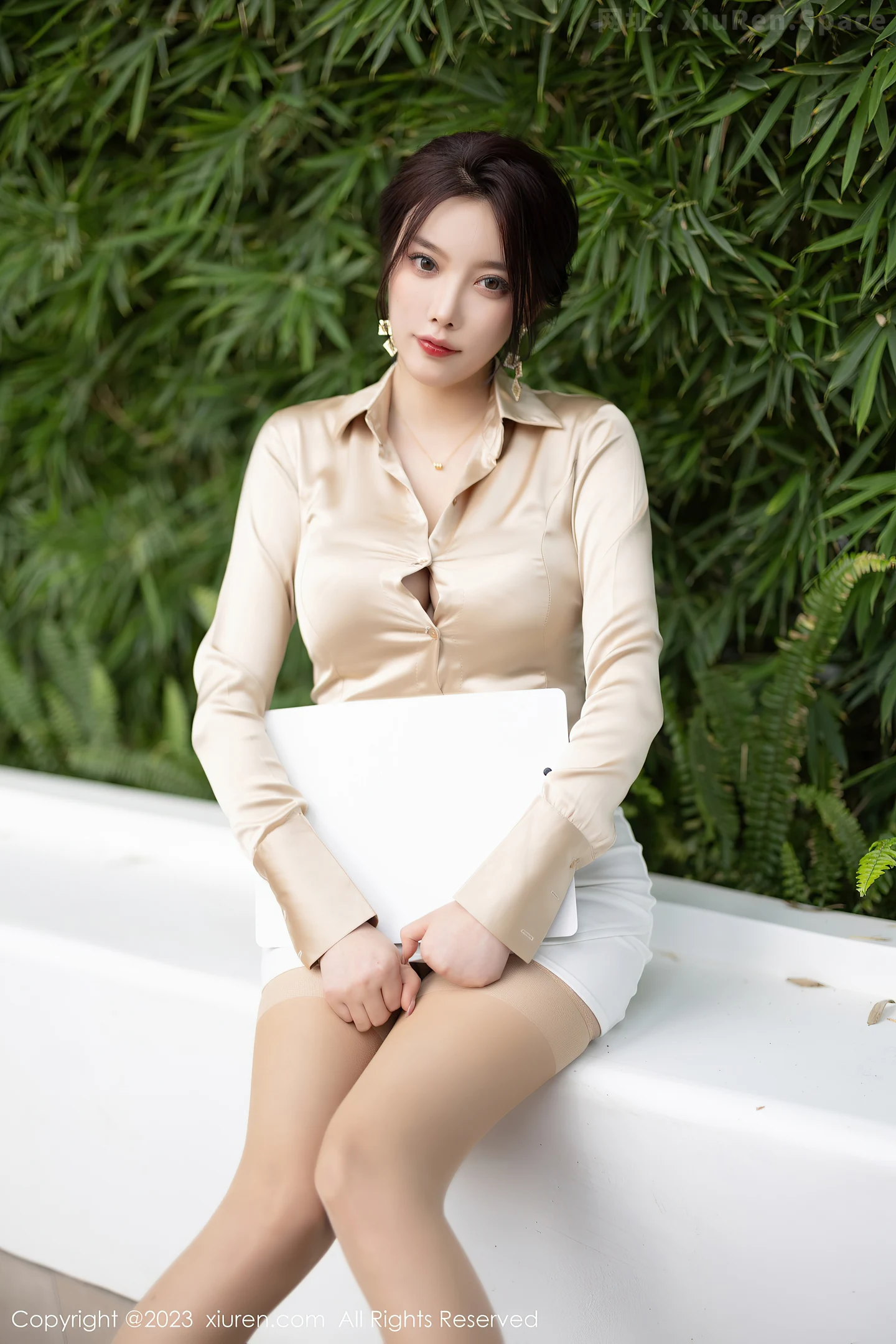 图片[6]-[XiuRen秀人网]2023.04.23 NO.6620 杨晨晨Yome 金色OL制服与白色蕾丝内衣加肉丝美腿性感私房写真集-秀人网官方网站